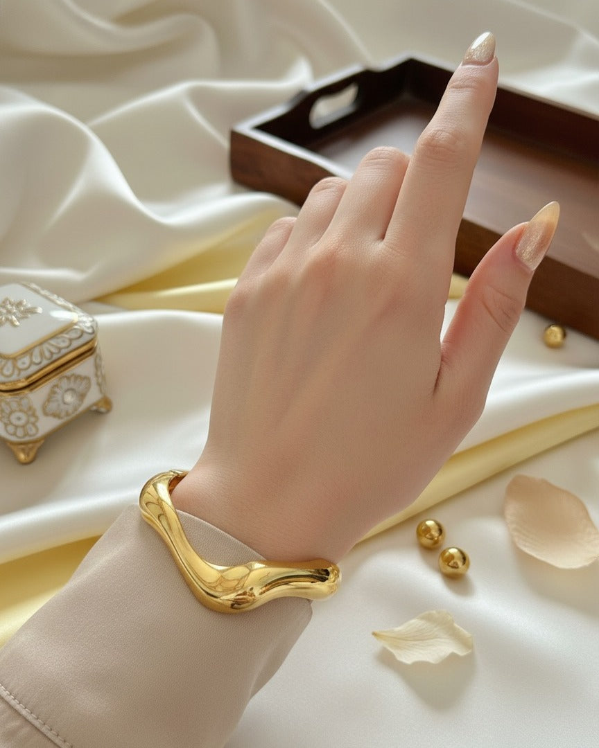Luxe Fluid Curve Bracelet