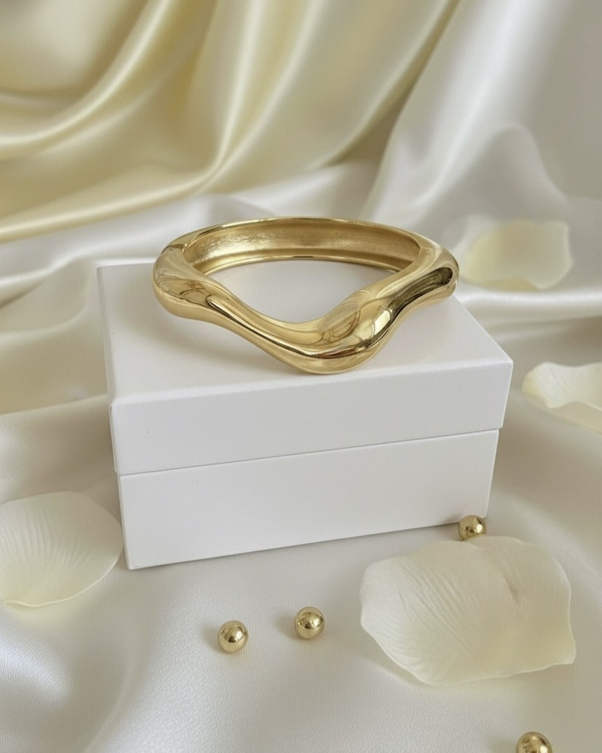 Luxe Fluid Curve Bracelet