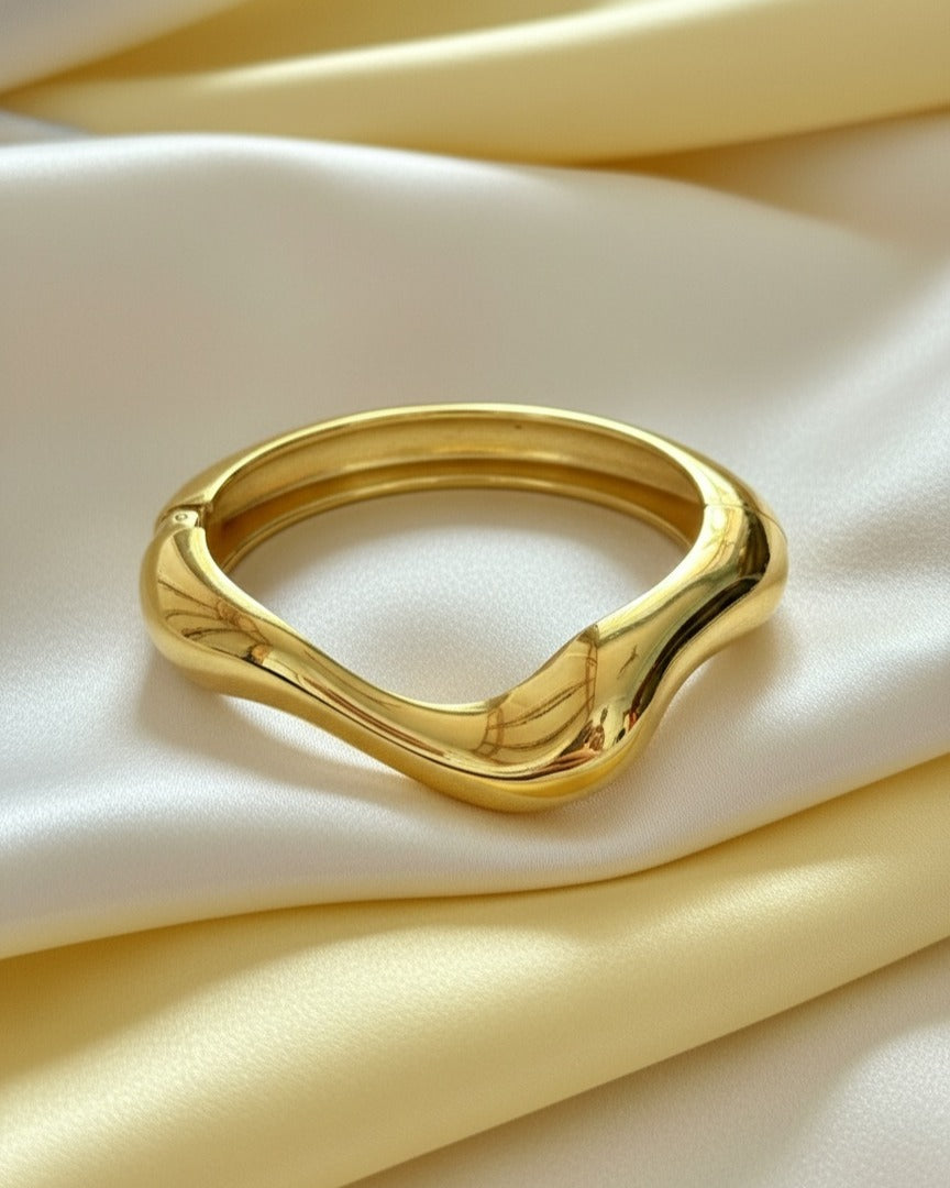 Luxe Fluid Curve Bracelet